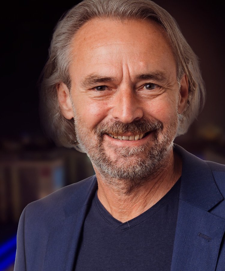 Jörg Zeitler, Geschäftsführer z-komm Radebeul, lächelnd in blauem Sakko und schwarzem Shirt